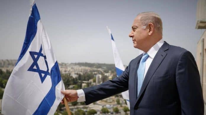 Benjamin Netanyahu hold Israel flag